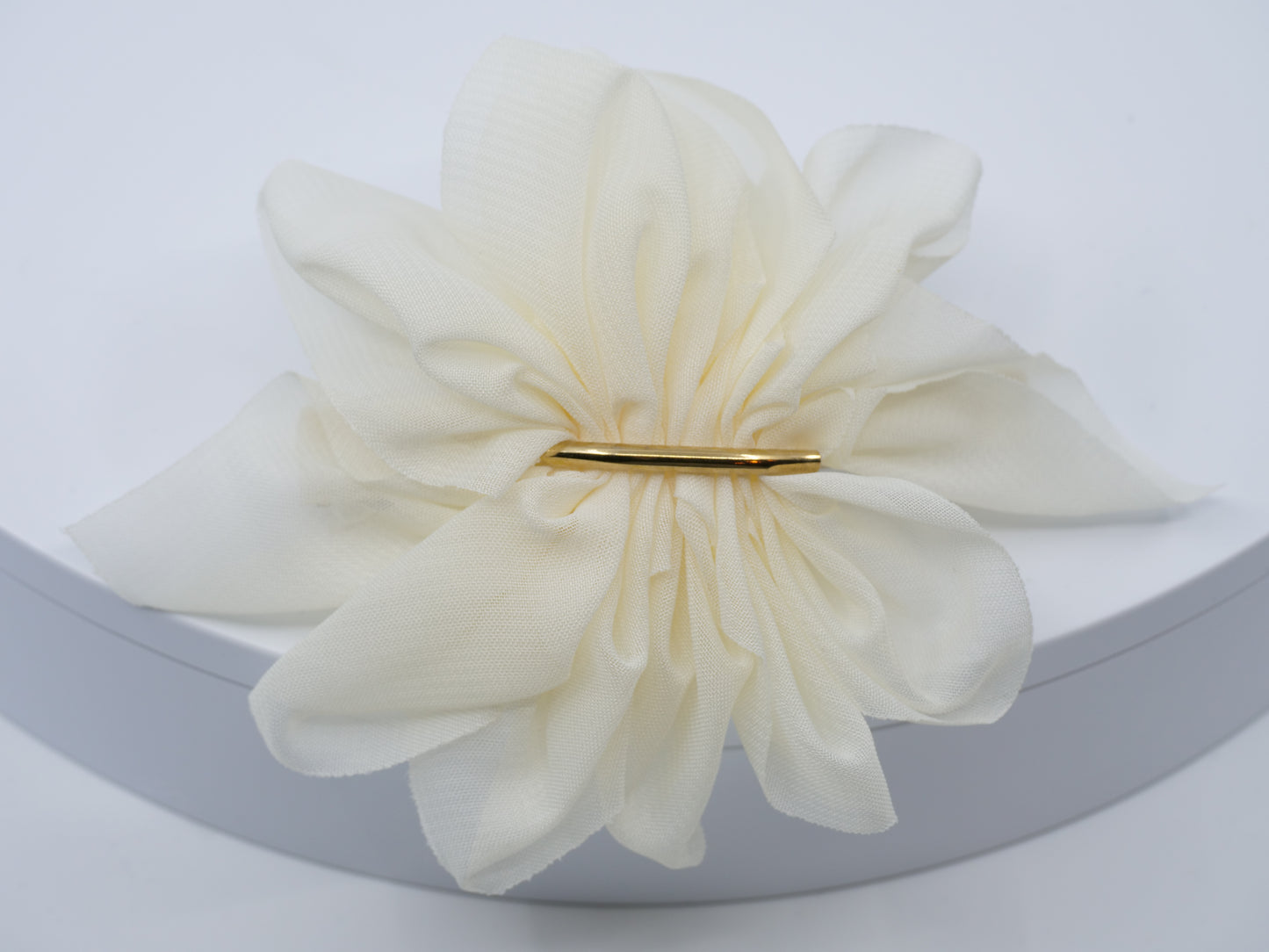 Haarclip in Blumen-Optik Weiß